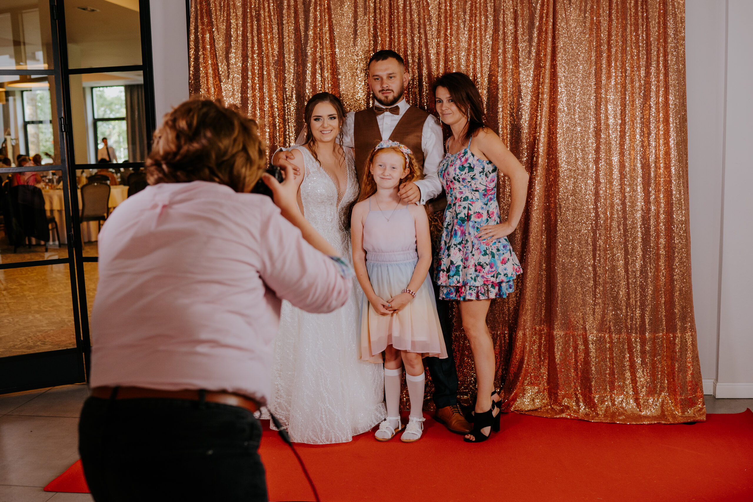 Goście korzystający z Fotokącika podczas przyjęcia